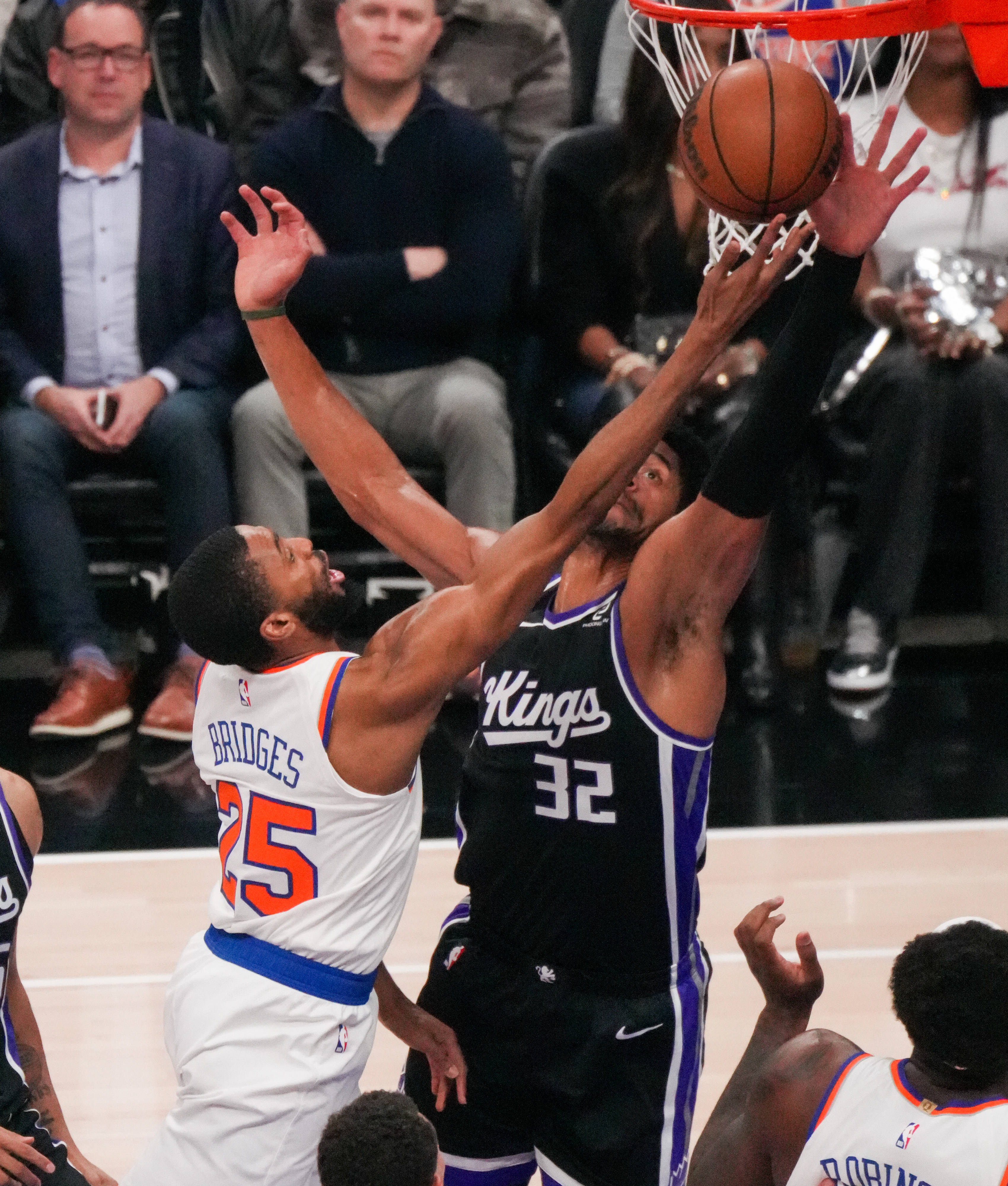 关于尼克斯惊险取胜公牛，杜兰特发挥出色成为得分王的信息